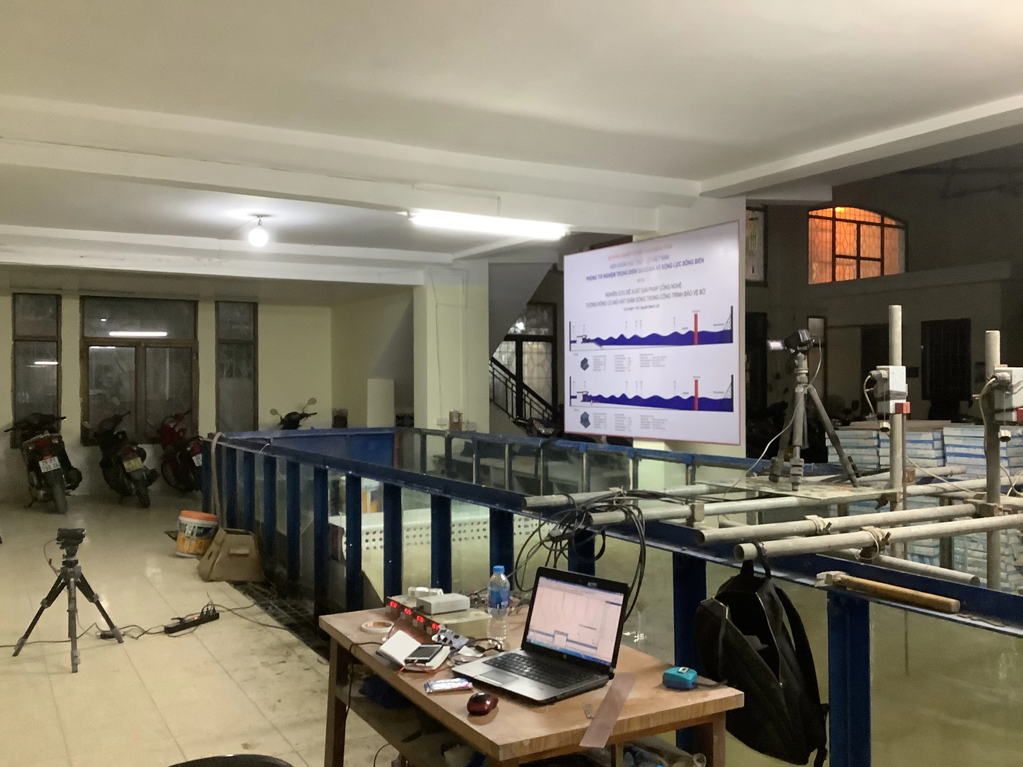 Hệ thống thí nghiệm máng sóng